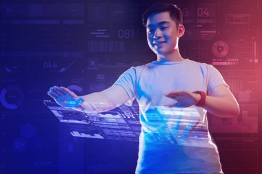 Bir hologram kontrol ederken ellerini koyarak mutlu bir adam