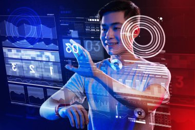 Akıllı programcı eserlerindeki akıllı bir saat kullanırken memnun hissediyorum