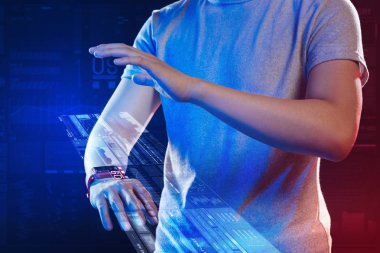 Dikkatli bir şekilde çalışırken hologram dokunmadan sakin web geliştirici