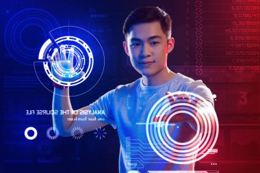 Duygu kendinden emin ve iki yuvarlak simge dokunmadan deneyimli web geliştiricisi