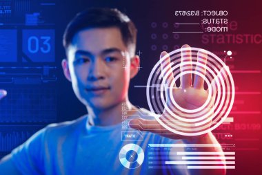 Diyagram dokunmadan süre ekrana bakarak sakin genç adam