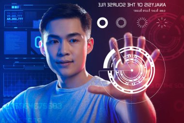 Kaliteli web geliştirici çalışırken ekrandaki görüntü olarak arıyor