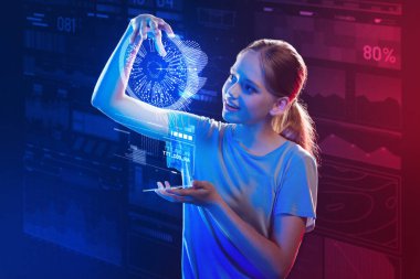 Bir hologram tutarken gülümseyen heyecanlı kız öğrenci