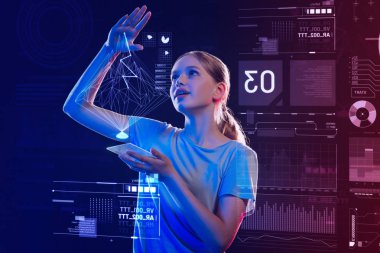 Hayranlık hologram. İlerici kız öğrenci ayakta futuristik bir gadget ile akıllı ve arıyorum güzel bir profesyonel hologram oluşturulurken etkilendim
