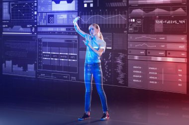 Modern teknolojiler eğitimi alırken ciddi seyir kendine güvenen kız