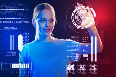 Gülümseyen ve kutsal kişilerin resmi vasıl ekranda seyir yaratıcı kız