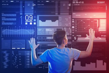 Ofiste çalışırken ekran dokunaklı sakin yazılım geliştirici