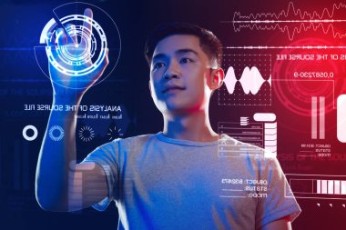 Bir güvenlik sistemi kullanan ve ekran dokunaklı özenli yazılım geliştirici