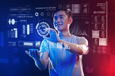 Bir hologram yapma ve bunu kullanırken gülümseyen neşeli programcı
