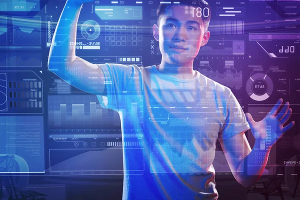 Onun çalışma zevk ve şeffaf ekran dokunaklı Akıllı programcı