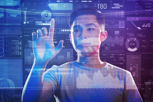 Çalışırken ekran bakarak özenli web geliştirici