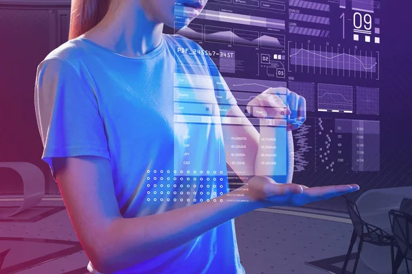 Hologram için onun parmak işaret ve ciddi görünümlü genç kız