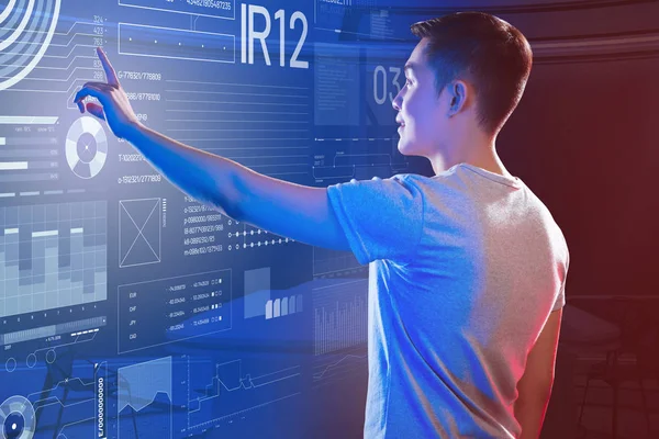 Gülümseyen ve ekrana işaret deneyimli web geliştiricisi