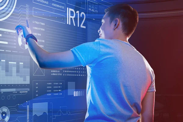 Onun ofisinde çalışırken rahat kıyafetler giyen genç adam gülümseyen