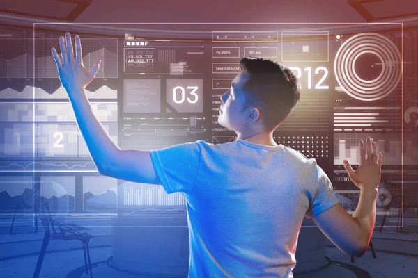 İki elle şeffaf ekran dokunaklı özenli yazılım geliştirici