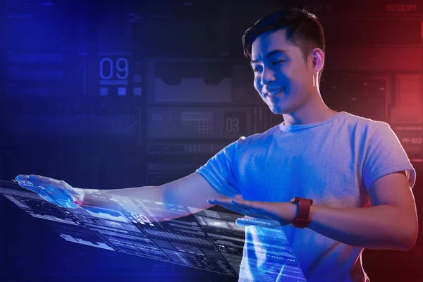 Pozitif o bir hologram kullanırken mutlu duygu Yöneticisi