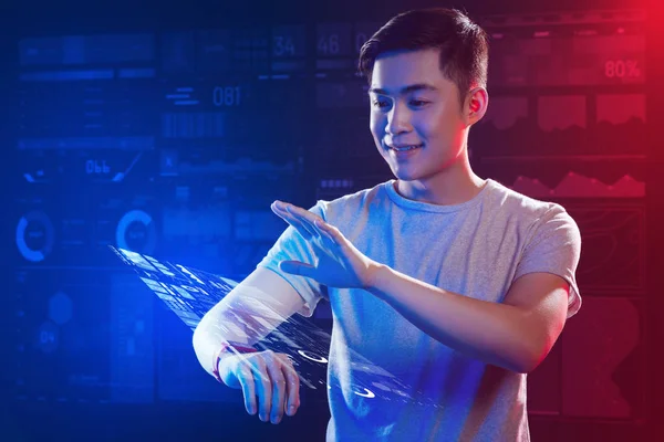 Mutlu öğrenci güzel hologram oluşturmak için akıllı bir saat kullanarak