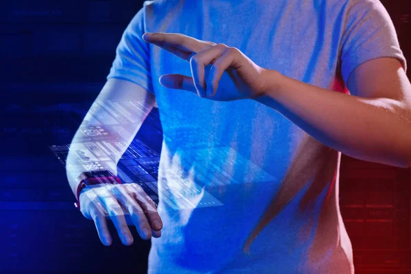 Genç adam projeksiyonlar ile çalışırken elini koyarak