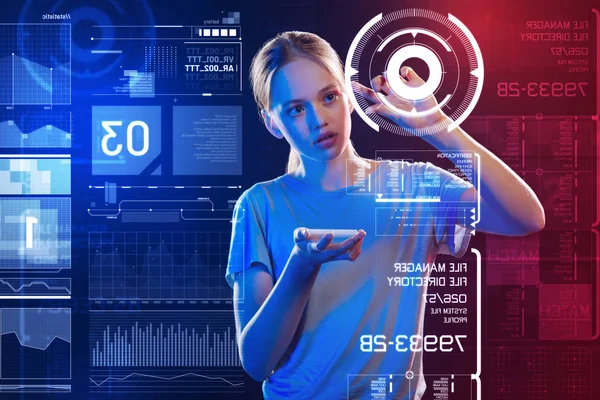 Bir akıllı telefon tutarak ve detaylı projeksiyon arıyorsunuz dikkatli öğrenci