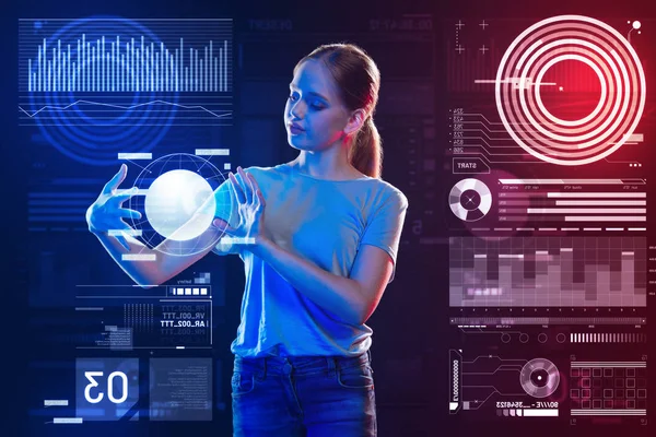 Arıyorum memnun. Şeffaf bir aygıt önünde dururken elleri hologram düşünceli bakarak sakin özenli öğrenci