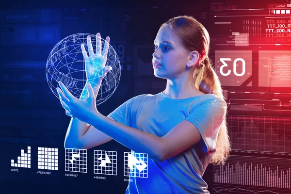 Dünya okurken bir holografik görüntü kullanan düşünceli kız