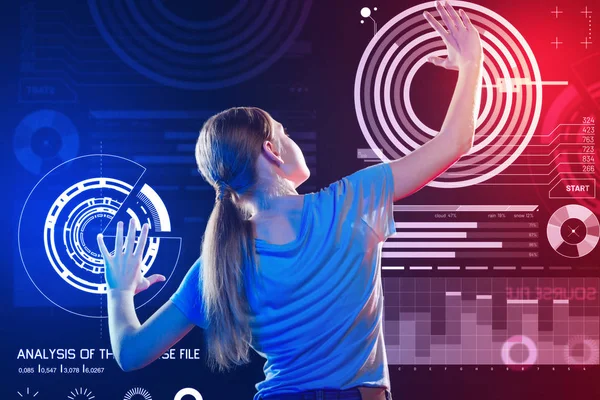 Zeki öğrenci şeffaf bir ekran dokunarak süre ellerini koyarak