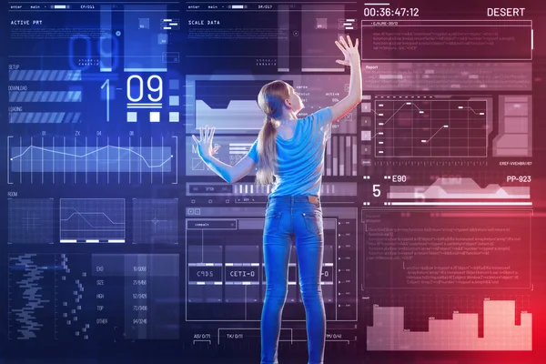Fiatal lány keres a képernyőn, miközben csodálatos modern technológiák feltárása — Stock Fotó