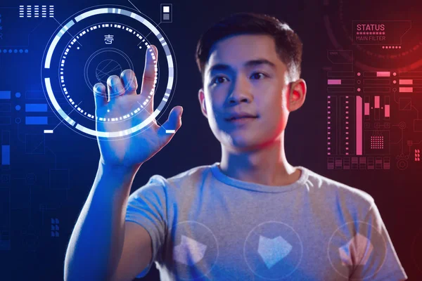 Dikkatli bir şekilde yeni bir program tarama sırasında ekranın dokunmadan sakin genç adam