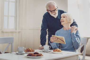 Mutluluk iyi adam karısını sarılma