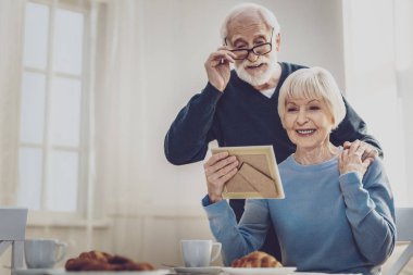 Pozitif gözlüğünü tamir adam yaşlı