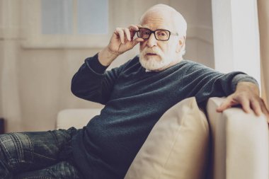İyi yaşlı adam gözlüklerini sabitleme