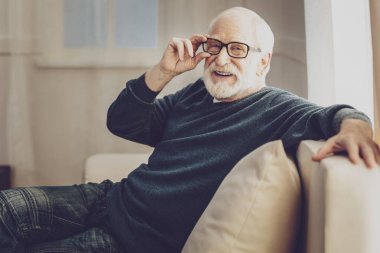 Neşeli neşeli adam gülümseyen