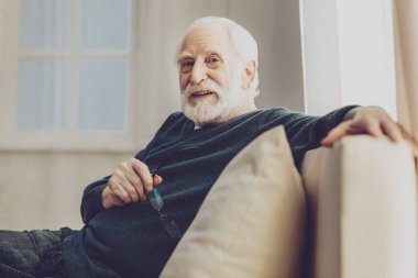 Onun gözlük tutan memnun iyi adam