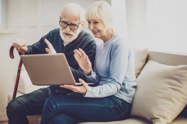 Video çağrısı yaparken pozitif üst düzey kişi