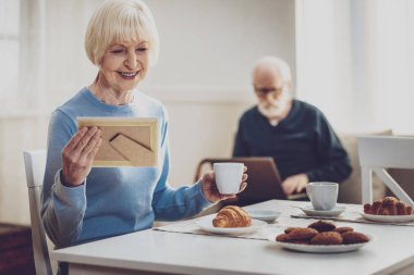 Geçmişi hatırlayarak neşeli güzel kadın
