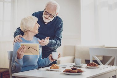 Mutlu üst düzey adam karısına söz