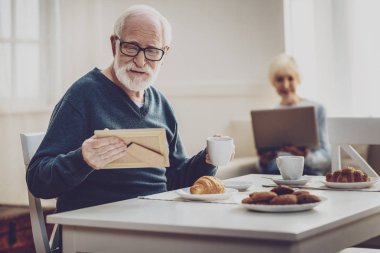 Onun gençlik hatırlayarak neşeli yaş erkek