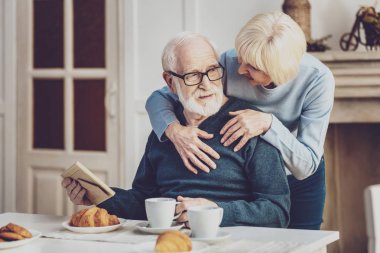 Pozitif neşeli kadın kocası sarılma