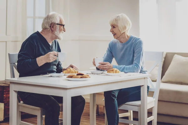 Gente mayor agradable hablando entre sí — Foto de Stock