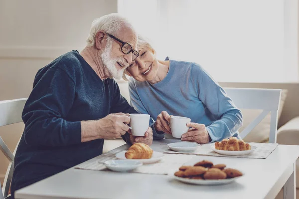 Glückliches freudiges Paar beim Essen — Stockfoto