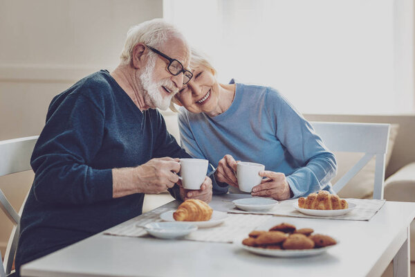 Счастливая счастливая пара, обедающая
