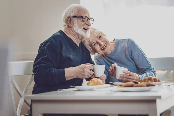 Encantado casal feliz rindo — Fotografia de Stock