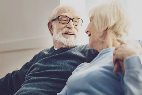 Bom homem idoso ter uma conversa — Fotografia de Stock