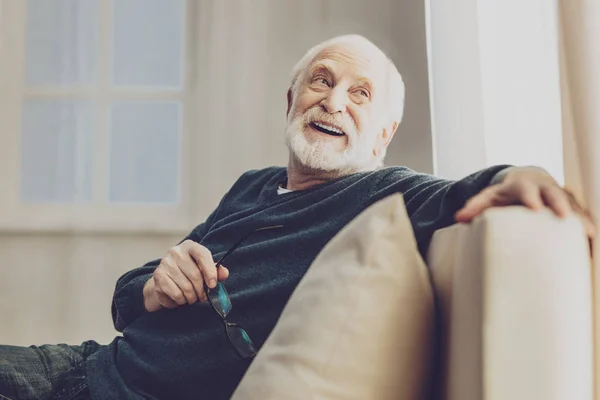 Hombre mayor alegre disfrutando de su descanso — Foto de Stock