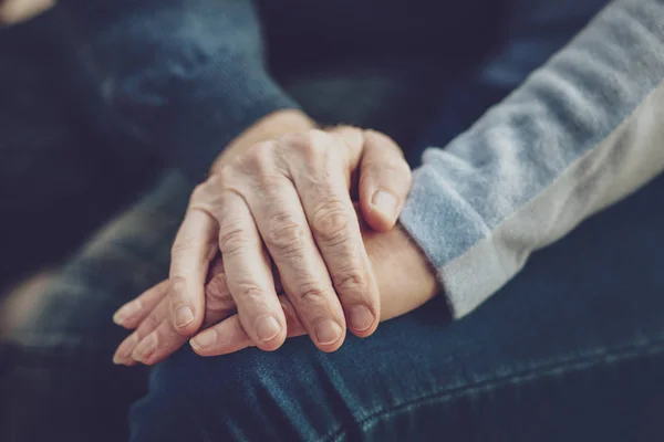 Nahaufnahme der zusammengehaltenen Hände — Stockfoto