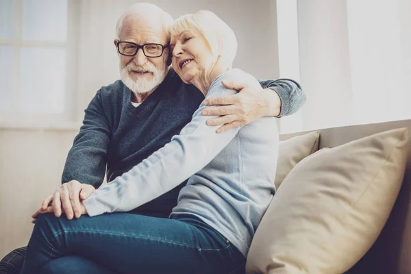 Homem idoso agradável expressando seu amor — Fotografia de Stock