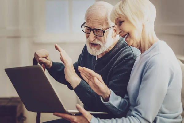 Personas mayores felices disfrutando de la tecnología moderna — Foto de Stock