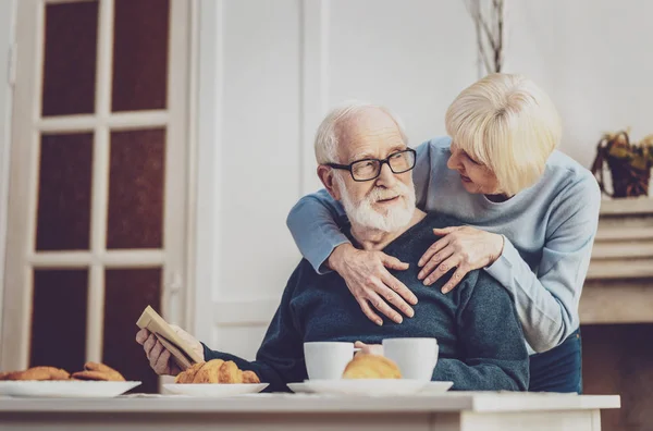 Netter alter Mann, der die Unterstützung spürt — Stockfoto