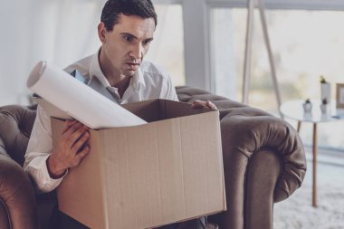 Depresif genç adam bir kutu holding