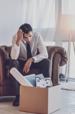 Ne yapacağımı düşünerek üzgün depresif adam